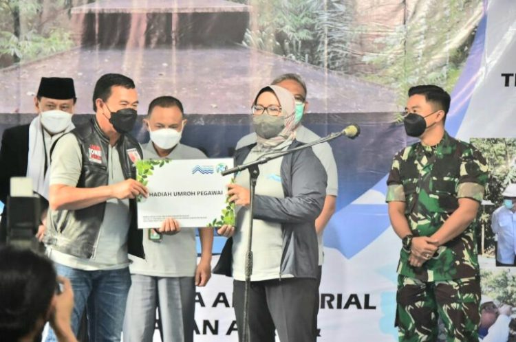 Hut Ke Perumda Tirta Kahuripan Raih Penghargaan Bumd Kategori Sehat