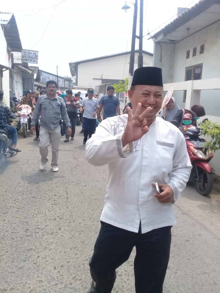 Syamsudin, cakades Mekar Jaya kecamatan Sepatan nomor urut 03 saat pawai , lakukan anjang sono kepada warga