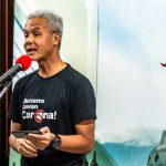 Gubernur Jateng Ganjar Pranowo memberikan keterangan pers terkait virus Corona (COVID-19) kepada wartawan di rumah dinas Gubernur Jateng, Semarang, Jawa Tengah, Minggu (15/3/2020).