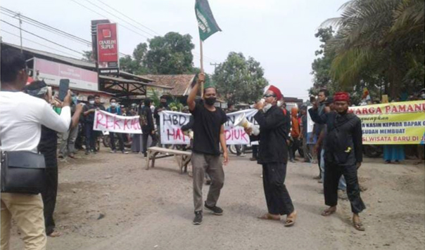 Warga Pamanukan Subang Blokir Jalan Provinsi Akibat Kerusakan Jalan Tak