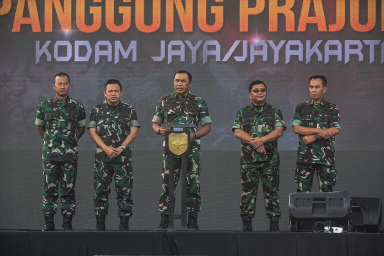 Prajurit Jaya Sakti Ikut Meriahkan Panggung Prajurit Untuk Wujudkan Kodam Jaya Yang Prima Jaga Pesta Demokrasi Pemilu 2024 Prajurit Jaya Sakti Ikut Meriahkan Panggung Prajurit Untuk Wujudkan Kodam Jaya Yang Prima Jaga Pesta Demokrasi Pemilu 2024
