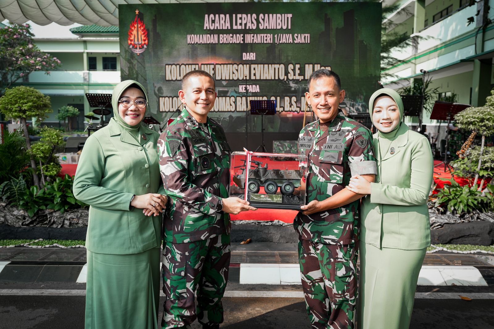 Birinchi sinf oquvchisini sikadi (soat)