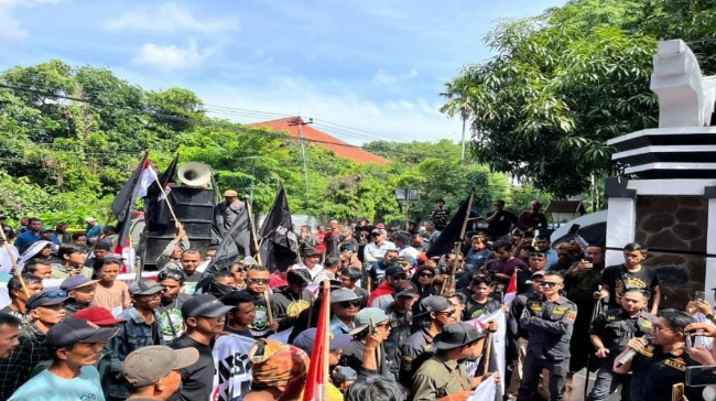 Pendemo Tambang Ilegal di Subang Gerudug Gedung DPRD