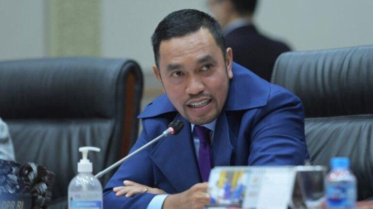 Komisi III DPR Dukung Larang Ormas Pakai Atribut Mirip Aparat Komisi III DPR Dukung Larang Ormas Pakai Atribut Mirip Aparat