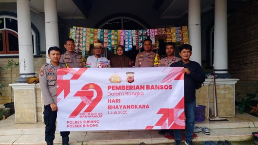 Sambut Hari Bhayangkara Ke-79 Polsek Binong Polres Subang Bagikan Bansos kepada Kaum Duafa Sambut Hari Bhayangkara Ke-79 Polsek Binong Polres Subang Bagikan Bansos kepada Kaum Duafa