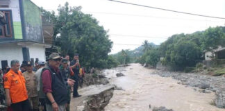 Bupati Tinjau Jembatan Putus Diterjang Banjir Bandang di Cisolok