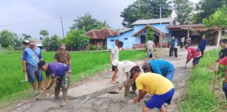 Warga Dusun Sukarandeg Desa Gunungsari – Subang Kompak Himpun Dana untuk Perbaiki Jalan Rusak