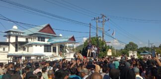 Dua Kubu Bentrok Warnai Demonstrasi Hendak ke DPRD Tapteng