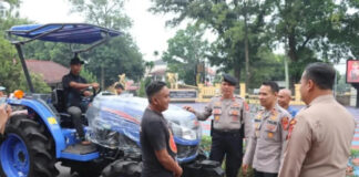 Polres Subang Serahkan Traktor R4 Dari Dinas Pertanian Kepada Kelompok Tani Haniwung Desa Gembor-Subang