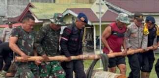 Brimob Polda Aceh dan TNI Bangun Jembatan Darurat di Aceh Singkil