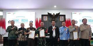 Hari Anti Korupsi Sedunia, Kejari Karawang Terima Penghargaan dari Bupati