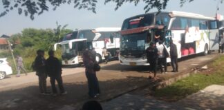Segarkan Jiwa dan Raga, Staf Desa Setiamekar Serta Ketua RW dan Ketua RT Laksanakan Piknik ke Ciater