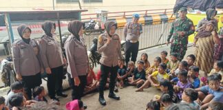 Serunya Diajak Menari: Aksi Polwan Cantik Polres Subang dan Polsek Pamanukan Berikan Trauma Healing Pada Anak-anak Korban Banjir