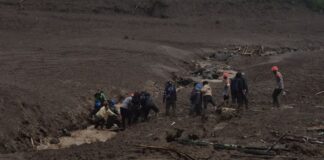 Tim SAR Cari Korban Banjir dan Longsor di Cisarua Bandung Barat