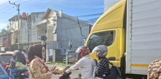 Tebar Kebaikan Ramadhan 1447 H, PC PGRI Sukaraja Bagikan Ratusan Paket Takjil Gratis