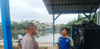 Sinergi Polisi dan Petugas Pompa Air, Cegah Genangan di Kawasan Pesing Garden