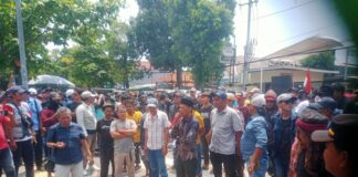 Massa GEMI Demo Kejari Indramayu Terkait Lambannya Penetapan Tersangka Dugaan Korupsi di PDAM-TDA