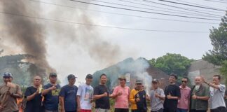Gotong Royong di RW 07 Rawamas Warga dan Pemdes Jomin Barat Bersatu Wujudkan Lingkungan Bersih